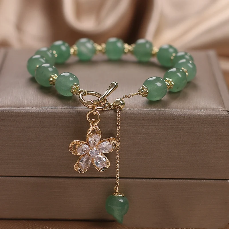 Bracelet à Pendentif Fleurs Cristal Quartz Fraise Vert Naturel pour Femme avec Pompon. Élégance et bien-être au quotidien.