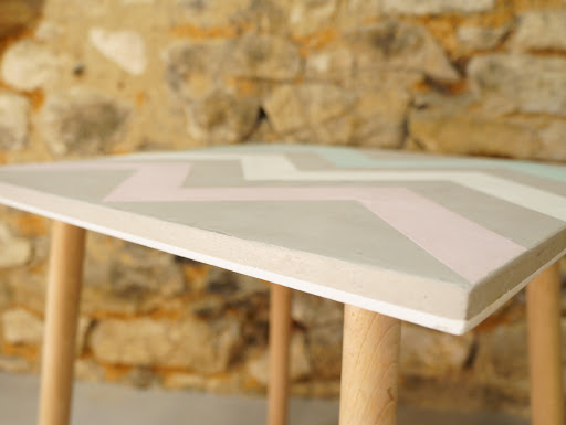 table d'appoint en béton ciré design avec motifs aztèques