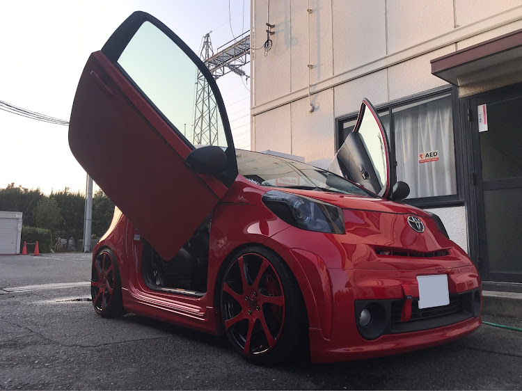 iQの洗車・ガルウィング・シザーズドアに関するカスタム事例の投稿画像1枚目