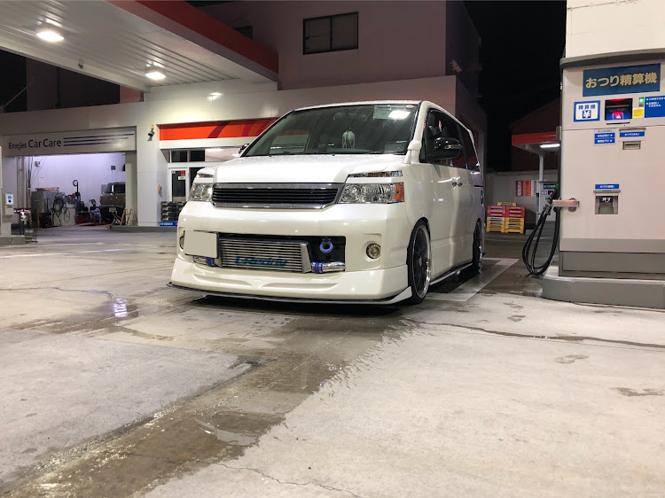 ヴォクシーの斜め前・DIY・貧乏カスタム・ガソリンスタンドは盛れる・雨の日に関するカスタム事例の投稿画像3枚目