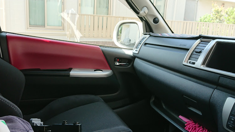 ハイエースワゴンのgibson・ドアトリム・赤色計画に関するカスタム事例の投稿画像2枚目