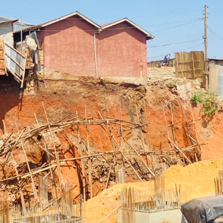 The Murwana J.Peter Stores about collapse due to the excavation.