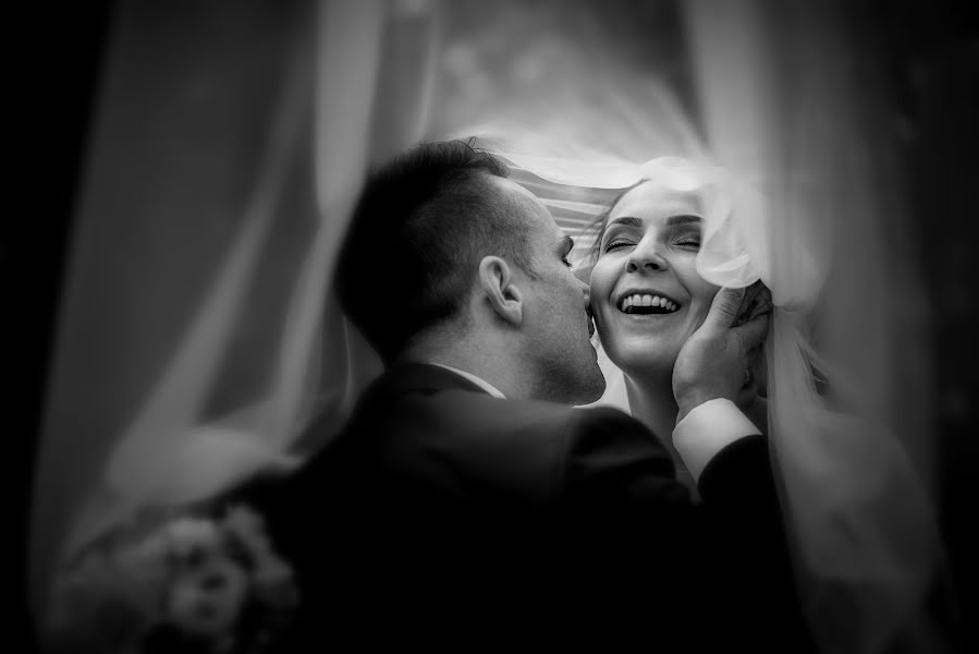 Fotografo di matrimoni Magdalena Korzeń (korze). Foto del 25 ottobre 2016