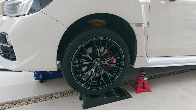 WRX S4のタイヤ交換・嫁車・カースロープ・指差呼称・フロアジャッキに関するカスタム事例の投稿画像3枚目