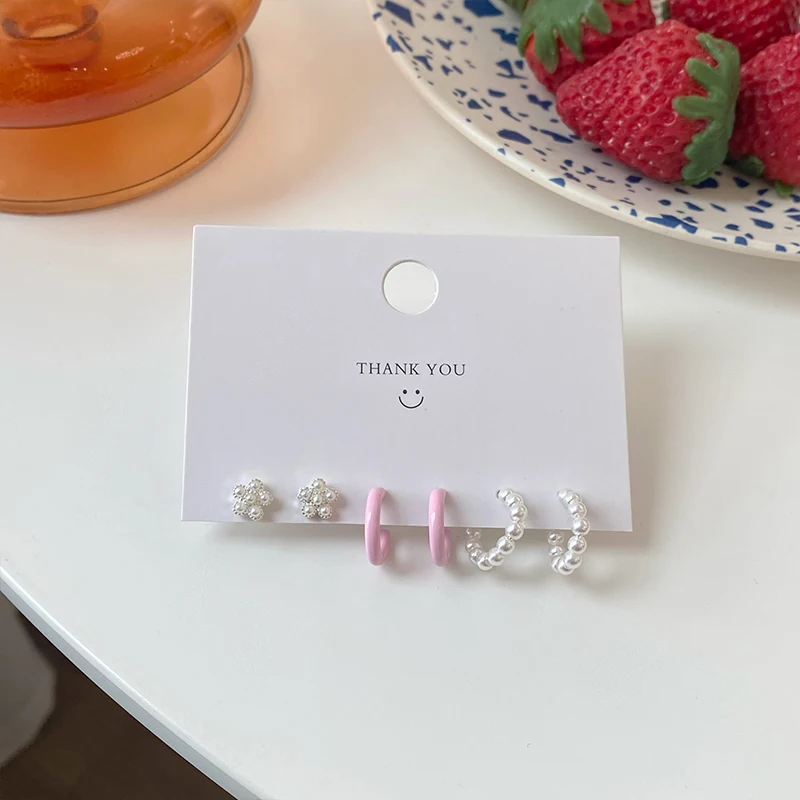 Sterling Zilveren Naald Pareloorbellen Set Verfijn je look met deze elegante pareloorbellen. De perfecte accessoire voor dagelijks gebruik of speciale gelegenheden.