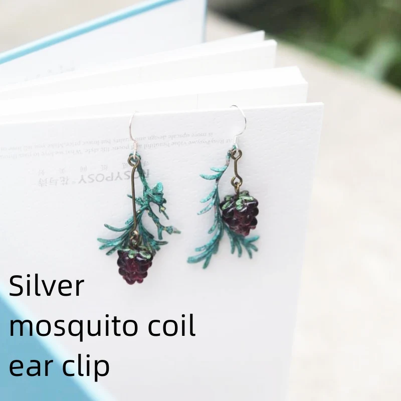 Boucles d'oreilles Raspberry Vintage Berry style Mori en laiton vieilli, ornées de feuilles. Un bijou unique pour un look bohème et raffiné.