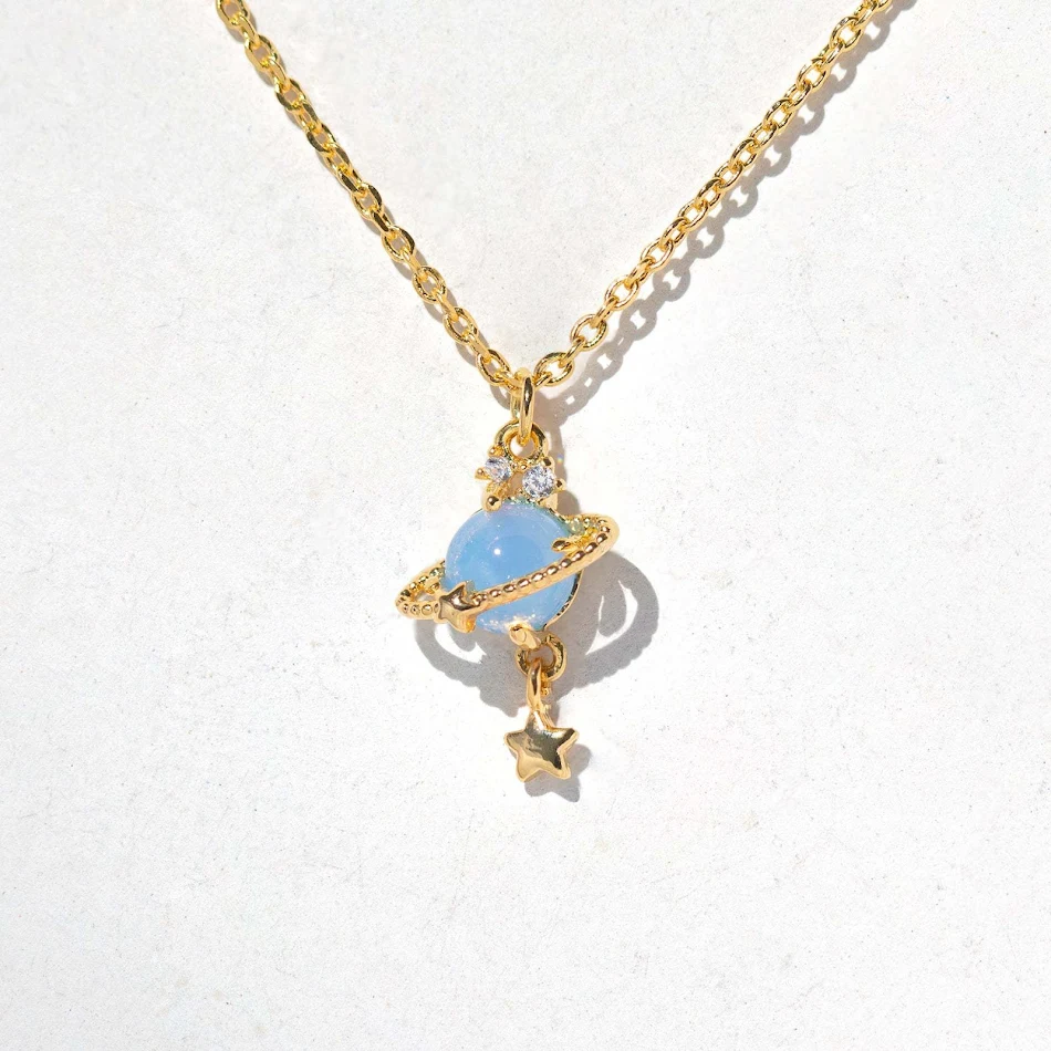 Exquise Light Luxury Saturn Surround Ketting, een stijlvol sieraad dat je hals omlijst, perfect voor speciale gelegenheden en dagelijks gebruik.