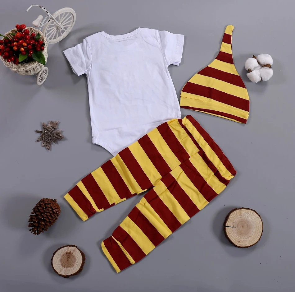 Ensemble 3 pièces en coton pour bébés, barboteuse et pantalon rayé. Confort et style pour votre bébé. Idéal pour les journées et les jeux.