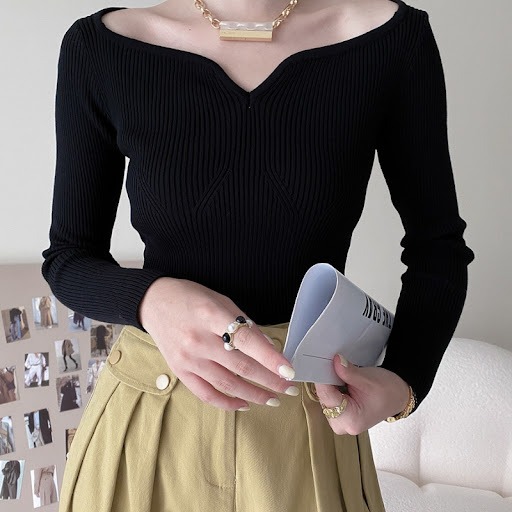 Title 2, Small Petal Collar Short Sweater Design