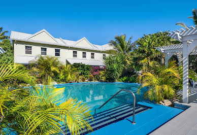 House with pool and garden 8