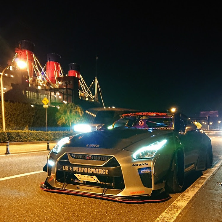 NISSAN GT-RのLIBERTYWALK・LB★PERFOMANCE・GT-R・夜景・ディズニーリゾートに関するカスタム事例の投稿画像6枚目
