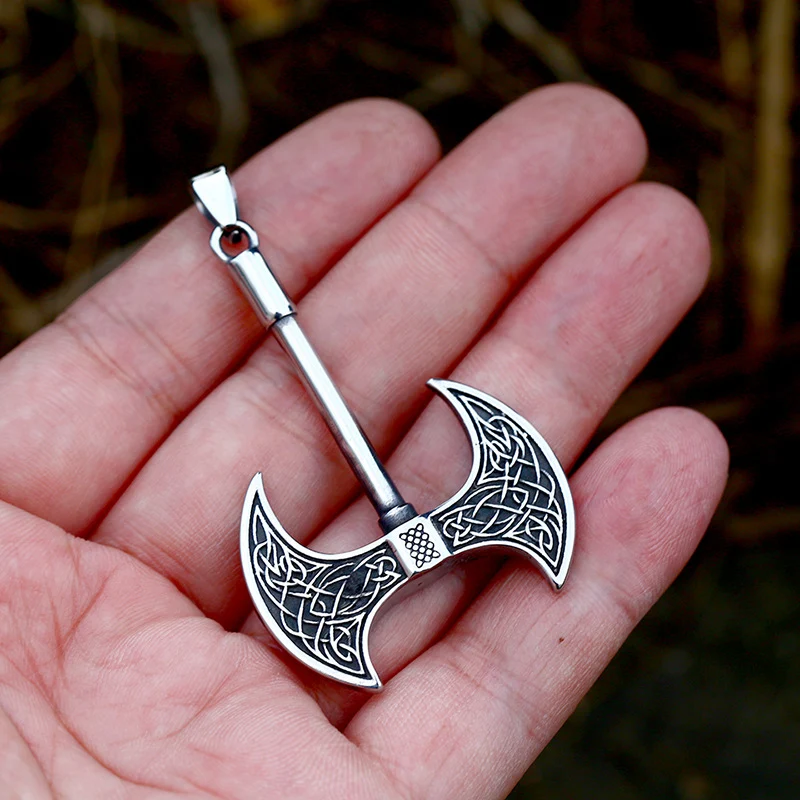 Collier rétro nordique viking avec nœud celtique et pendentif hache en acier inoxydable double face, style unique et original.