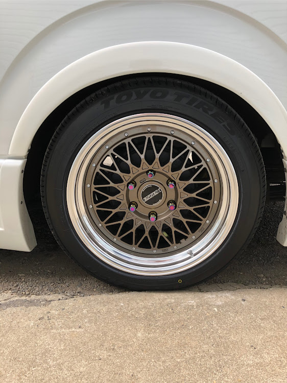 ハイエースのレイズ　57トランスX・ホイール欲しい人〜？・3.5インチダウンはキツい・車って最高♪に関するカスタム事例の投稿画像3枚目