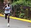 Wereldrecordhouder op halve marathon aangereden op training: hij heeft er een gebroken scheenbeen aan overgehouden