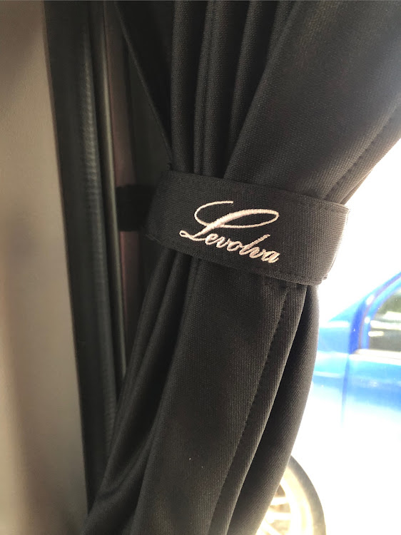 ステップワゴンの車中泊・Levolva・カーテン取付・寝てる時イライラしない（笑）に関するカスタム事例の投稿画像1枚目