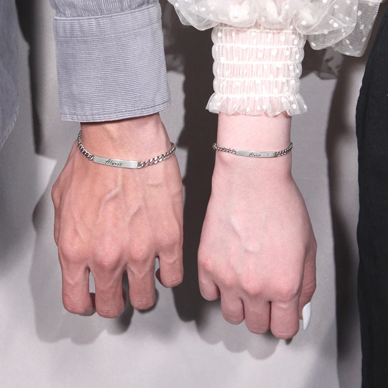Sterling zilveren geometrische letterarmband voor dames en heren, stijlvolle en gepersonaliseerde modeaccessoire.