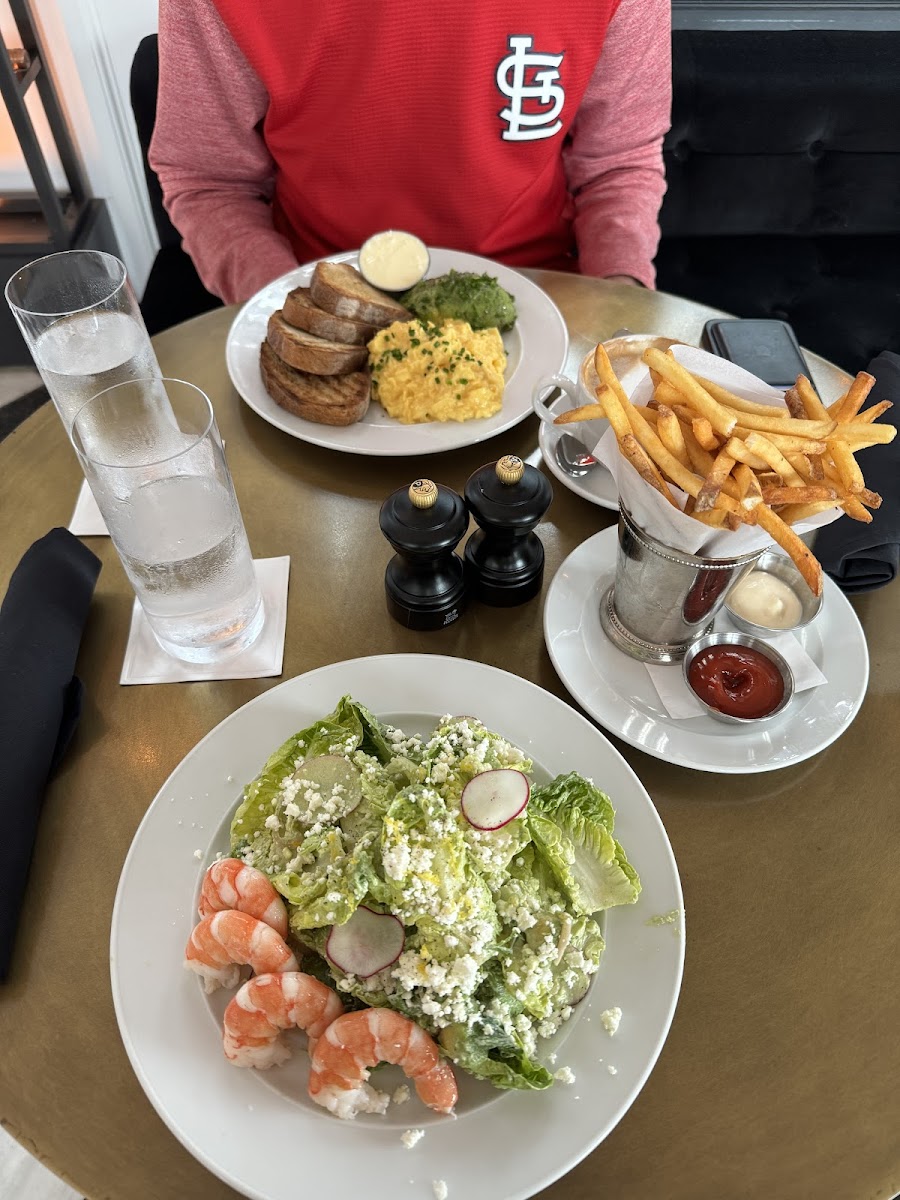 Such a great experience! Waitress was very familiar with Celiac Disease and even mentioned without me asking that they had a fryer dedicated for just fries. I got a salad with shrimp and a side of fries. Delicious and didn’t get sick after!