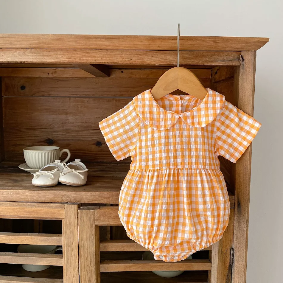 Combinaison une pièce pour enfants à petit motif quadrillé, idéale pour bébés et jeunes enfants, confortable et facile à porter, parfaite au quotidien.