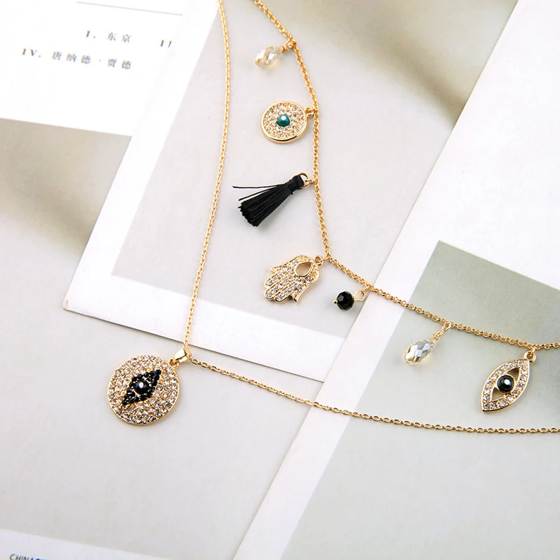 Accessoires de colliers multicouches pour femmes. Polyvalents et élégants, ils rehaussent toutes les tenues, créant un style unique et tendance.