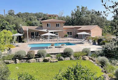 Villa avec piscine et terrasse 7