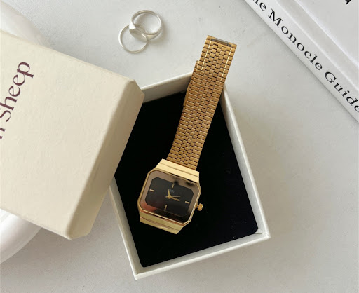 Title 1, Square Elegant Small Golden Watch Retro Design