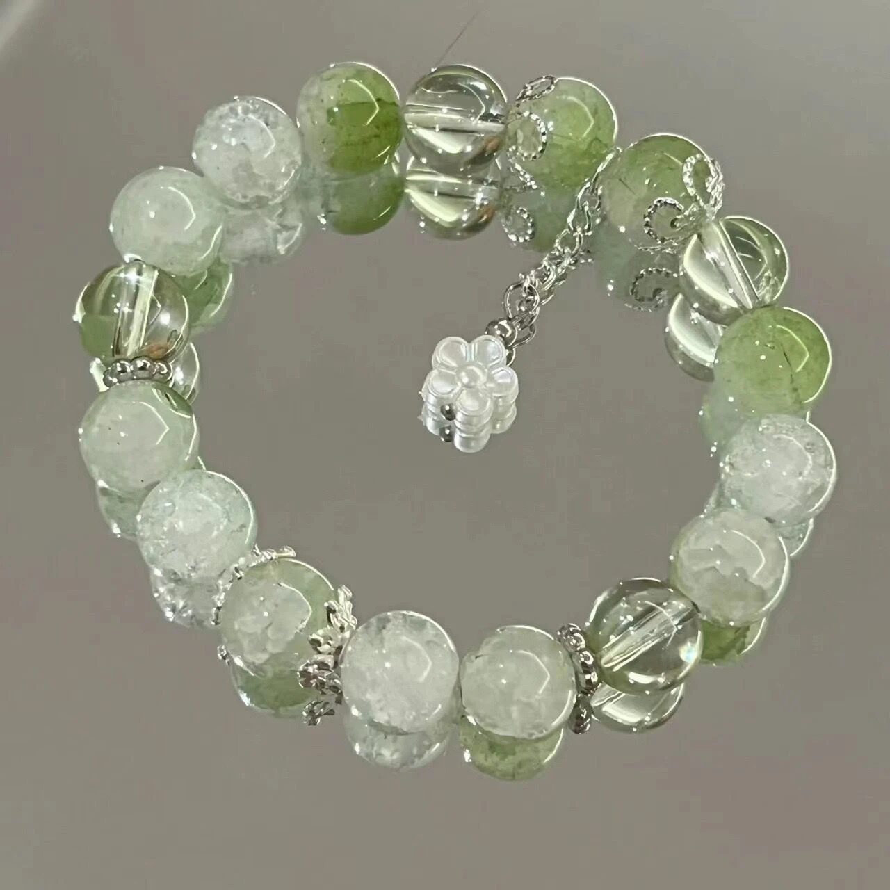 Title 6, Bracelet femme en verre vert avec fleurs, un ac...