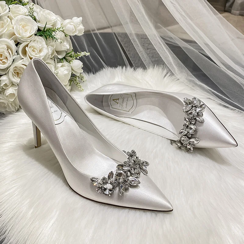 Escarpins blancs en satin cristal de mariée Chaussures de mariage élégantes Éclat somptueux Confort exceptionnel Le choix parfait pour votre mariage