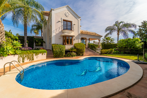 House with pool and garden 4