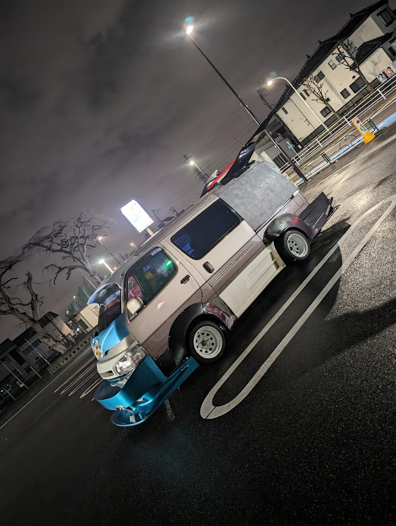ハイエースワゴンのハイエース100系・バニング・愛車の好きな角度に関するカスタム事例の投稿画像3枚目