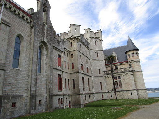 Château d'Antoine d'Abbadie, A