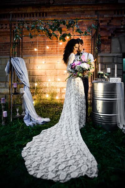 Fotógrafo de casamento Yuliya Sveshnikova (juls93). Foto de 19 de janeiro 2017