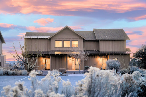 Modern house with snowy garden - Prestige property for sale in Powell Butte, 4 bedrooms