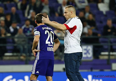 ? Het beste wat de Anderlecht-fans te zien kregen? Veldbestormer gaat bij 0-3-stand verhaal halen bij de spelers