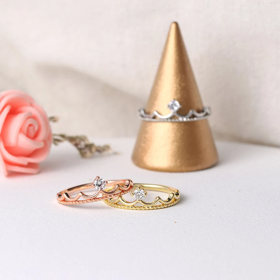 Anello sottile da donna con corona in zirconi placcato oro. Gioiello elegante e raffinato, perfetto per completare ogni outfit con stile.