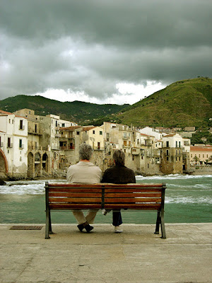 Turisti a Cefalù in un giorno di pioggia di oizes