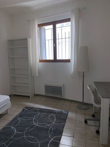 Location meublée appartement 1 pièce 21 m² à Nimes (30000), 400 €