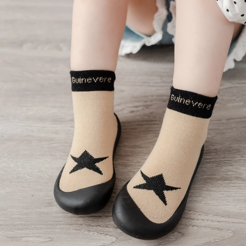 Chaussons de sport pour enfants, semelle souple antidérapante, idéaux pour un confort et une sécurité optimaux lors des jeux.