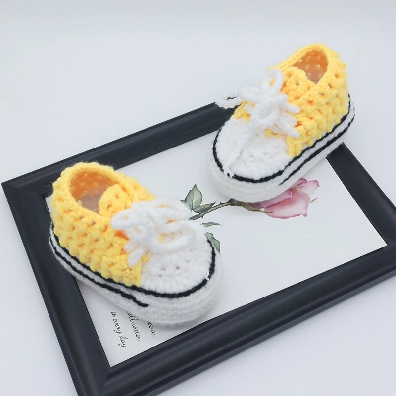 Bottines pour bébé tricotées à la main, douces et chaudes pour les petits pieds. Gardez les pieds de bébé au chaud et offrez un confort optimal.