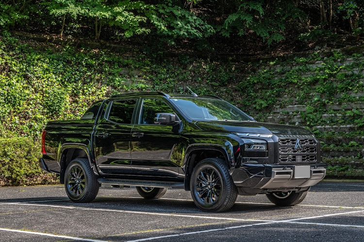 アウトランダーPHEVのトライトン・TRITON・納車おめでとうございます！・三菱コラボ・新緑と愛車に関するカスタム事例の投稿画像4枚目