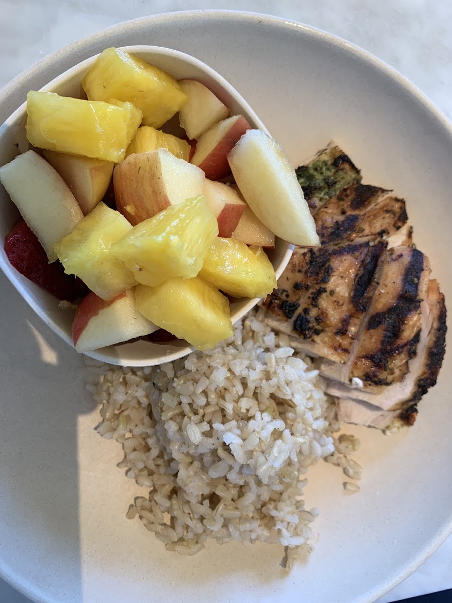 Brown rice with chicken and fruit