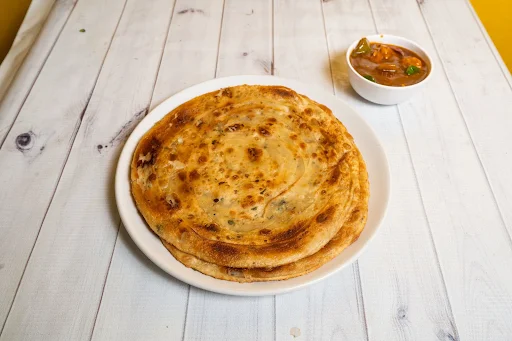 2 Lachha Paratha With Chilli Chicken [4 Pieces]