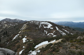 釈迦ヶ岳（左奥）が近くに