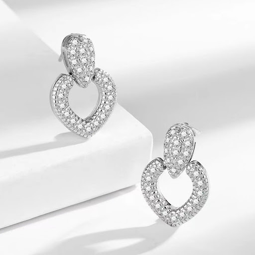 Title 3, Light Luxury Minority Design Zircon Heart-shape...