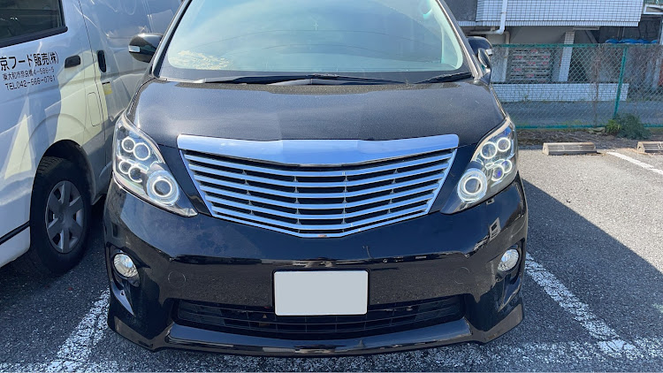 アルファードの駐車場でパシャリ・アルファード20系・イカリングヘッドライトに関するカスタム事例の投稿画像1枚目