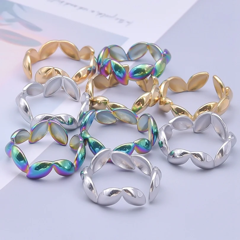 Anillo de acero inoxidable titanio con diseño geométrico de líneas, elegante y duradero. Perfecto para uso diario, resistente al desgaste.