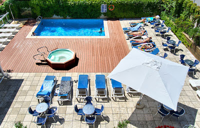 THE HOTEL - POOL AND JACUZZI