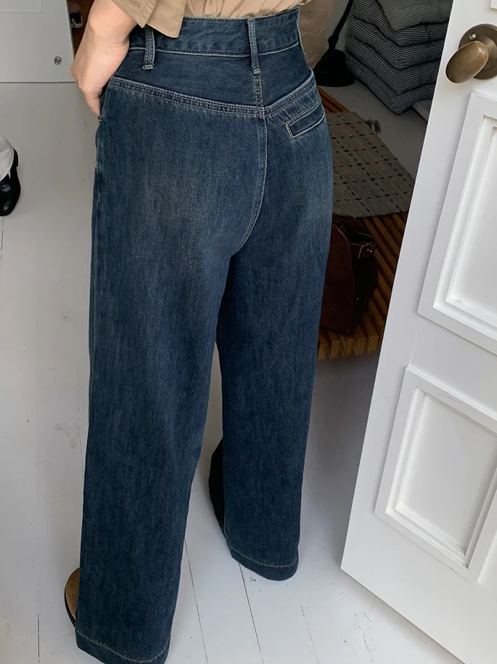 Plave vintage ravne farmerke za ranu jesen. Klasičan kroj, udobnost i stil za svakodnevno nošenje. Idealne za hladnije dane.