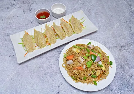 Hakka Chowmein & Paneer Momos