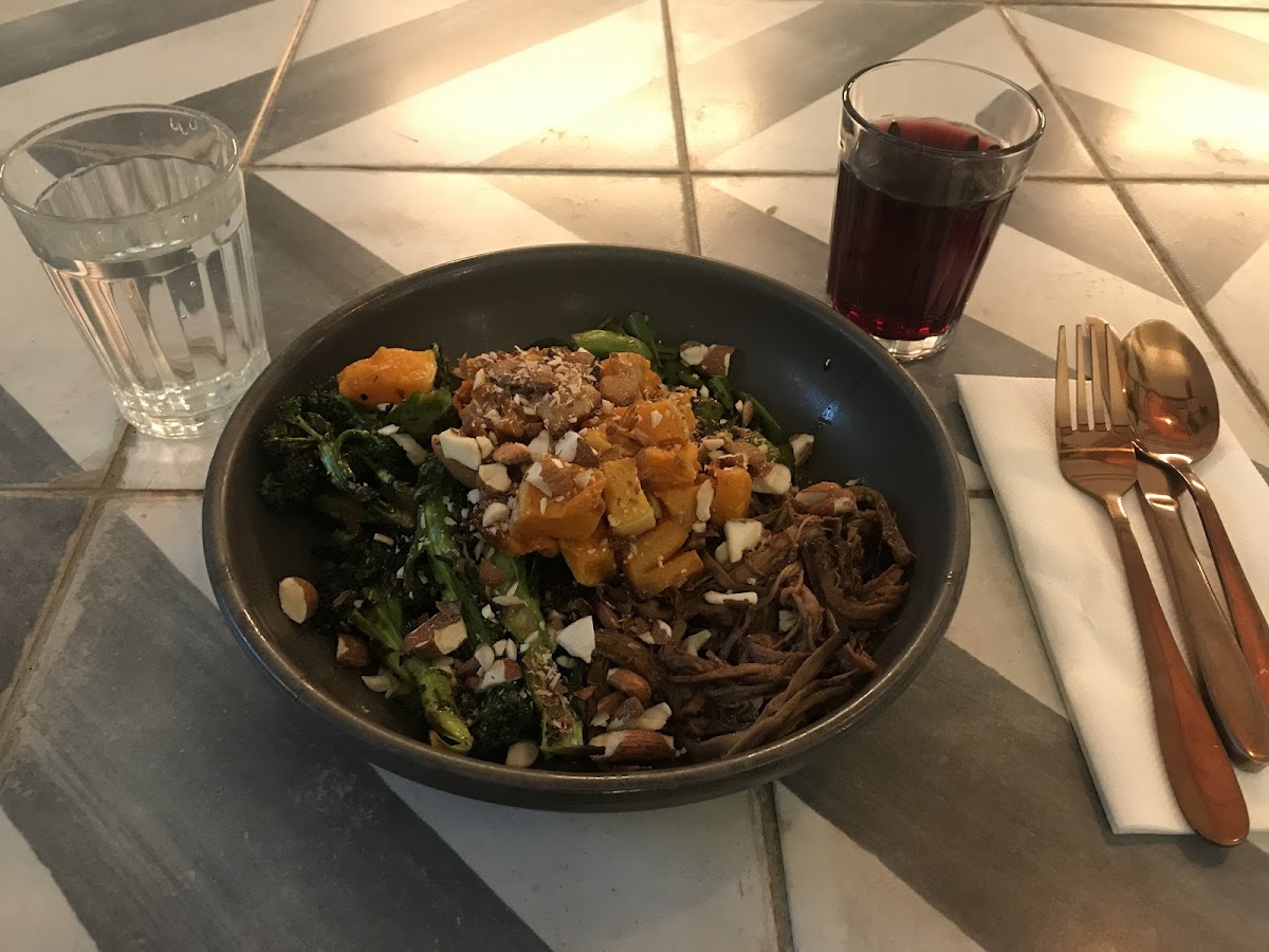 Build your own bowl with black rice, charred brocolli, roasted squash, sugar snaps, crushed almonds and a chili/hoison sauce. yum-o!