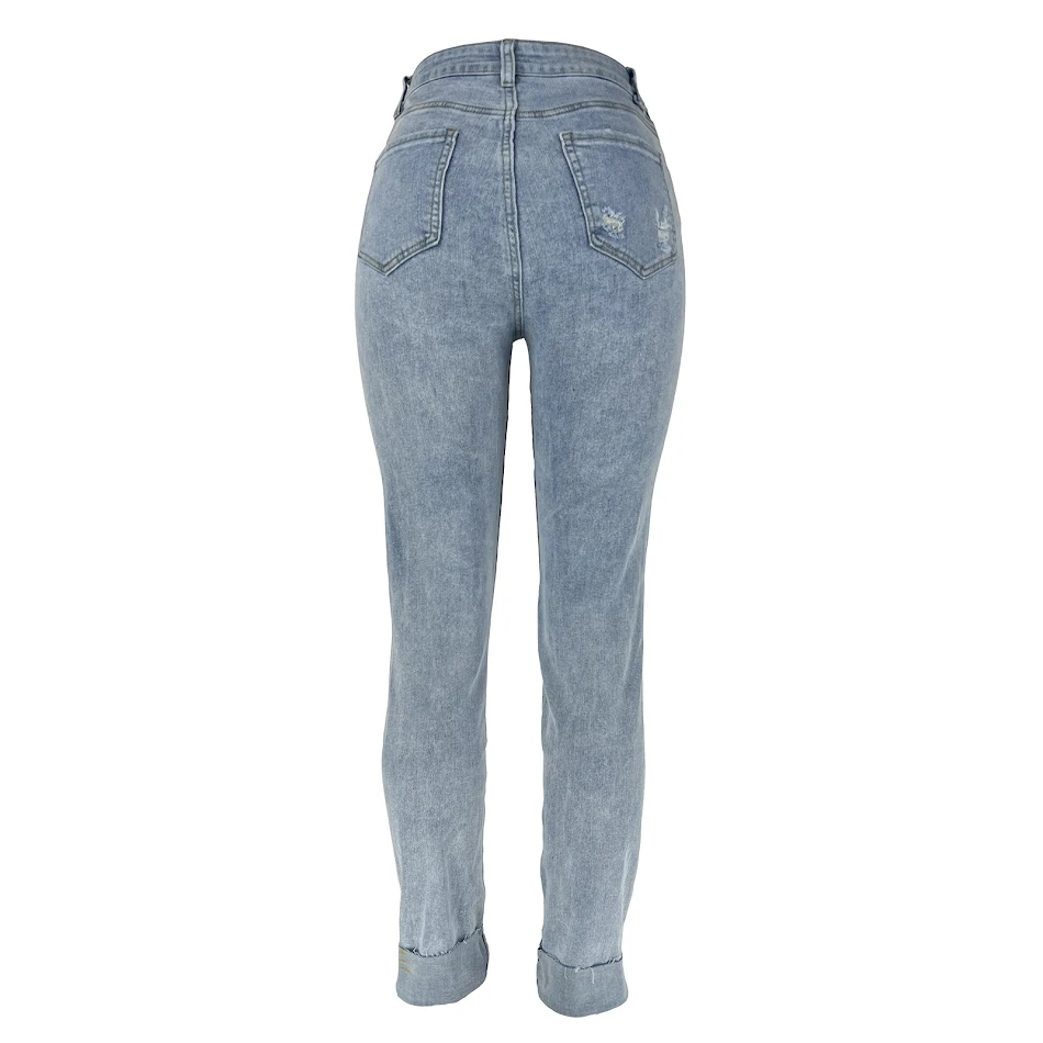 Jean déchiré pour femme avec boucle diagonale extensible, parfait pour un look tendance et confortable, mettant en valeur la silhouette.